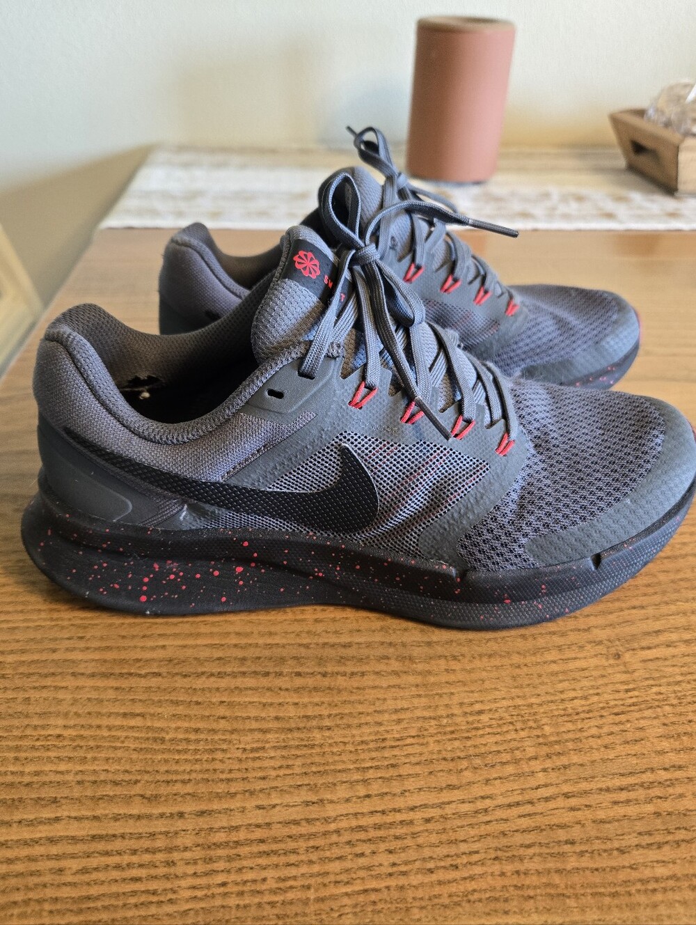 Nike Men’s Dark Gray Athletic Shoes with Red Speckle Accents
